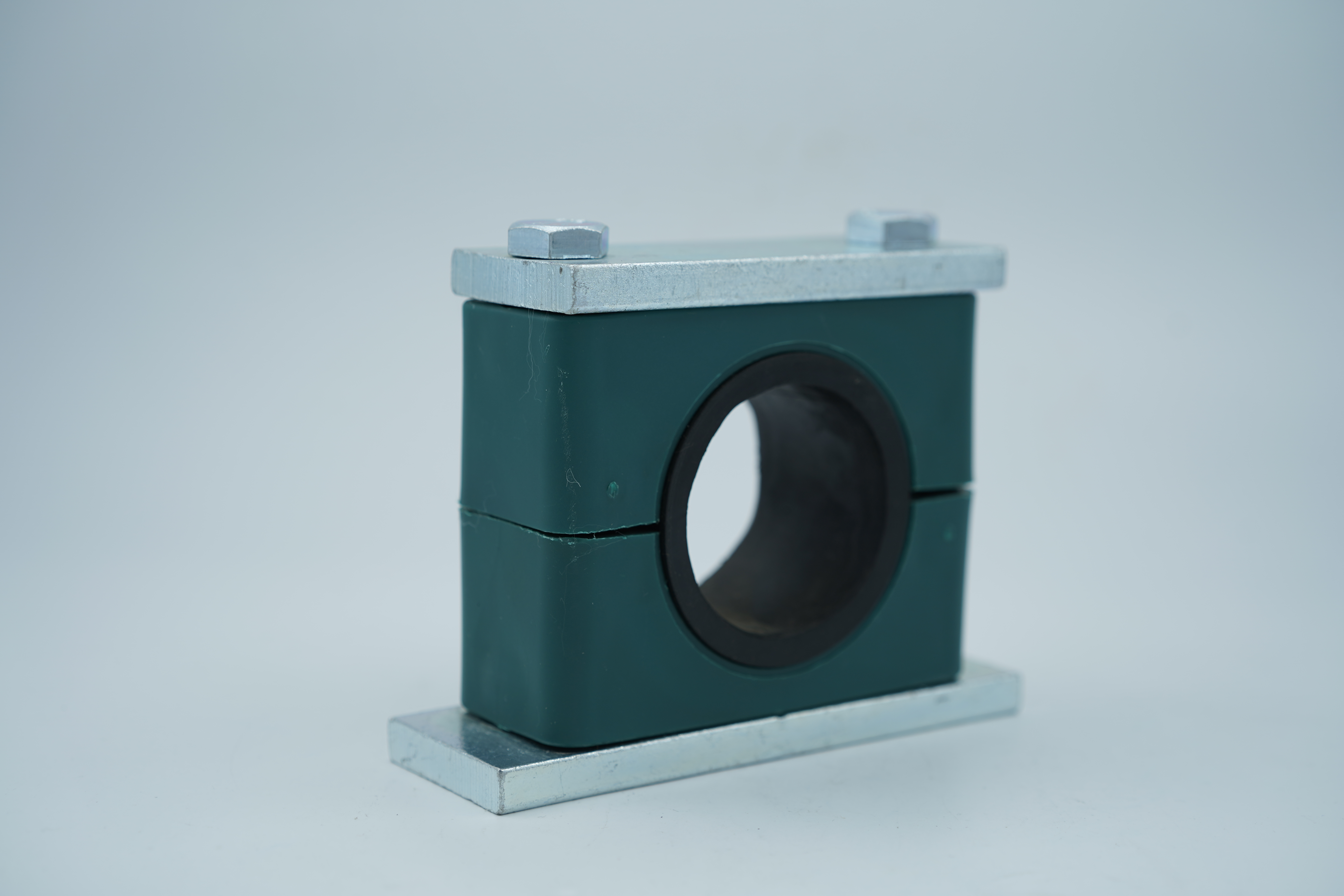 DIN 3015 heavy vibration pipe clamp with green PA66-GF body and steel plates