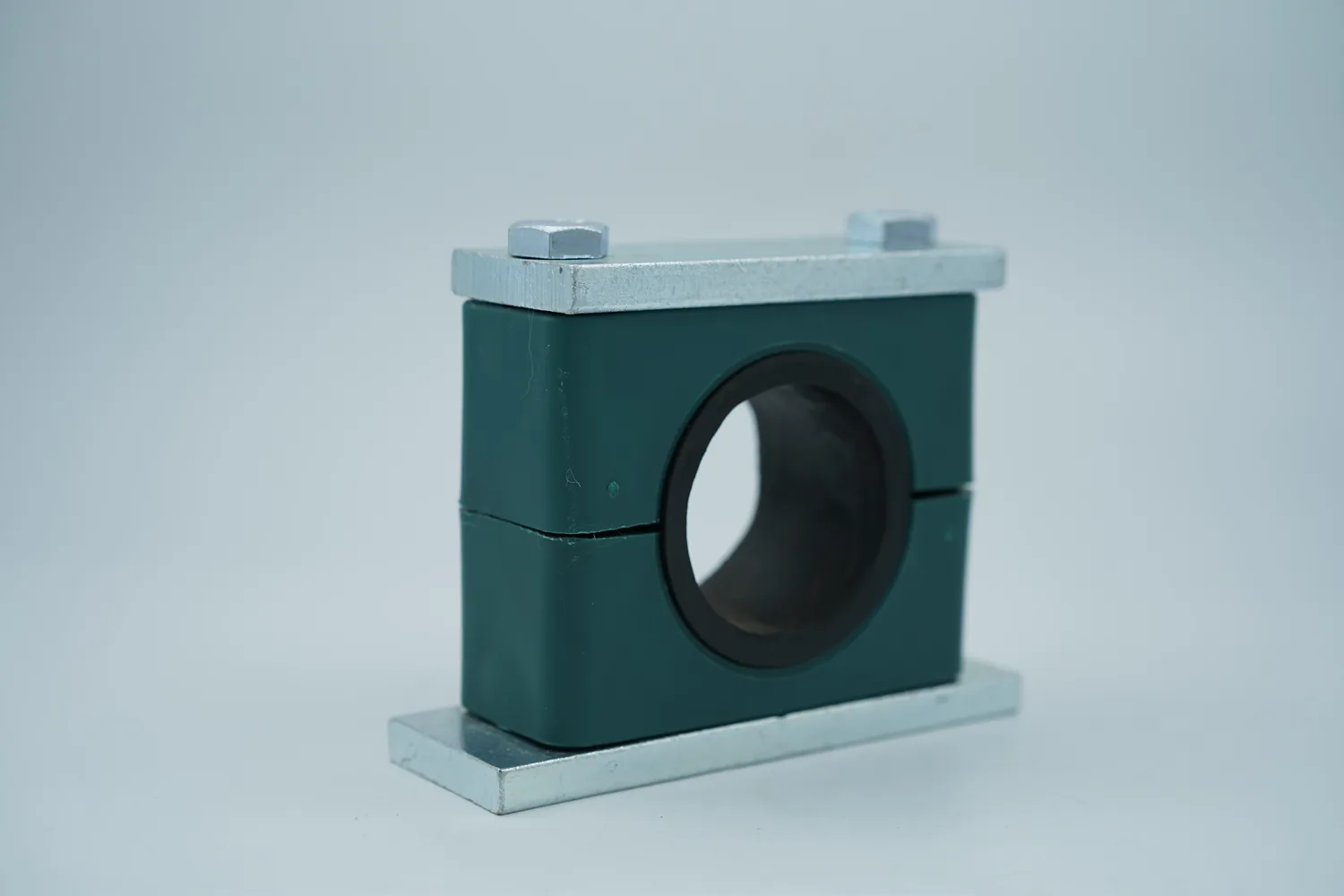 DIN 3015 heavy vibration pipe clamp with green PA66-GF body and steel plates