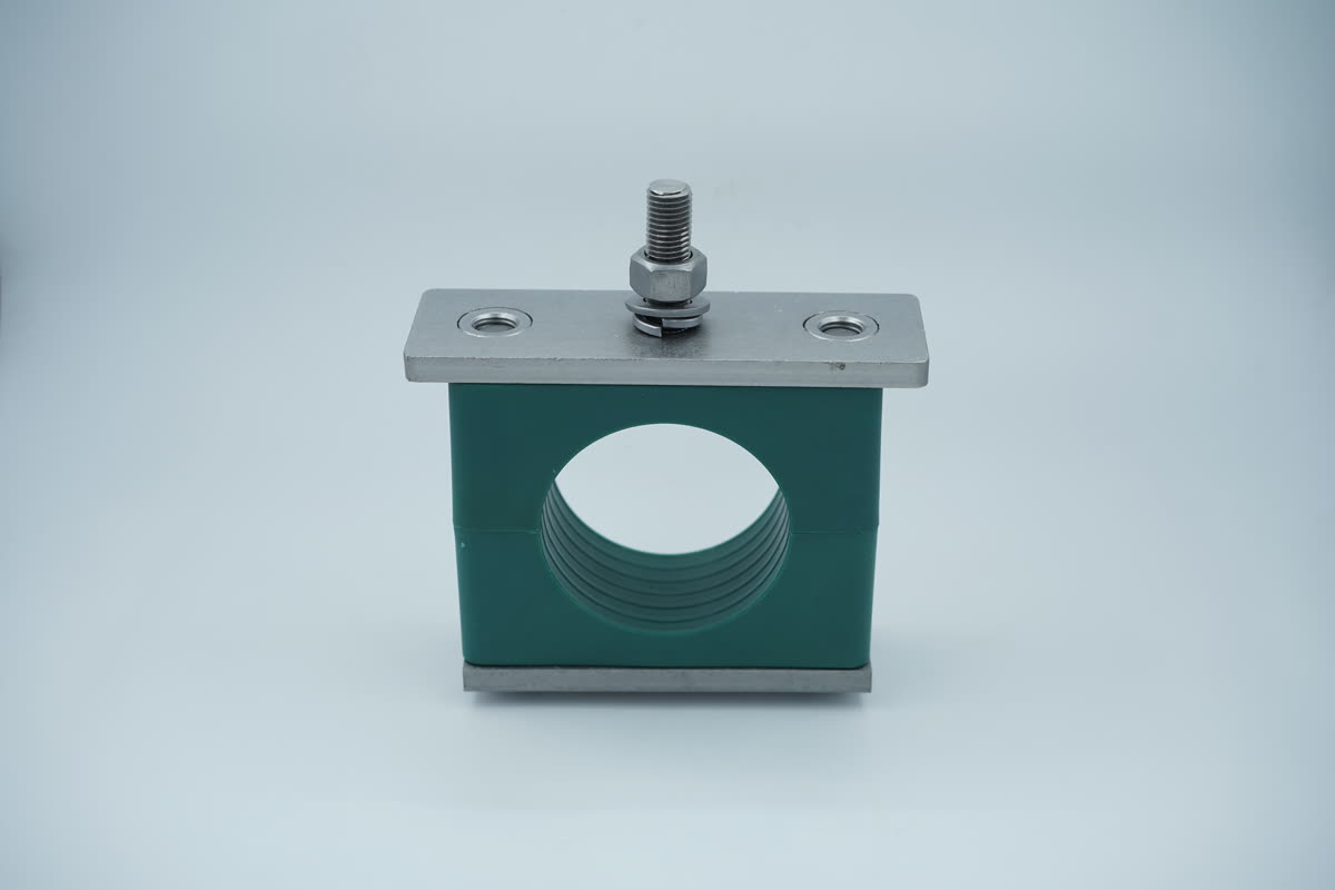 Green DIN 3015 heavy pipe clamp with zinc coated cover plate and bolt