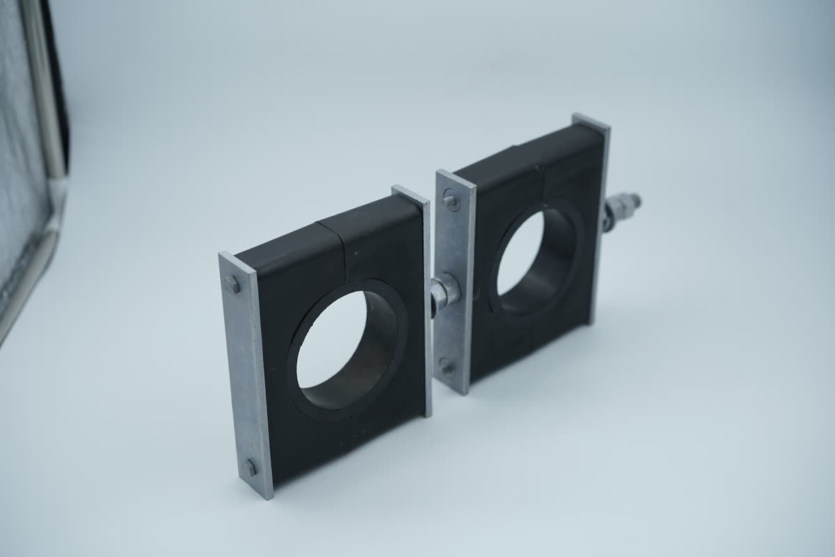 Orientable wind turbine pipe clamp front view with zinc-nickel bracket
